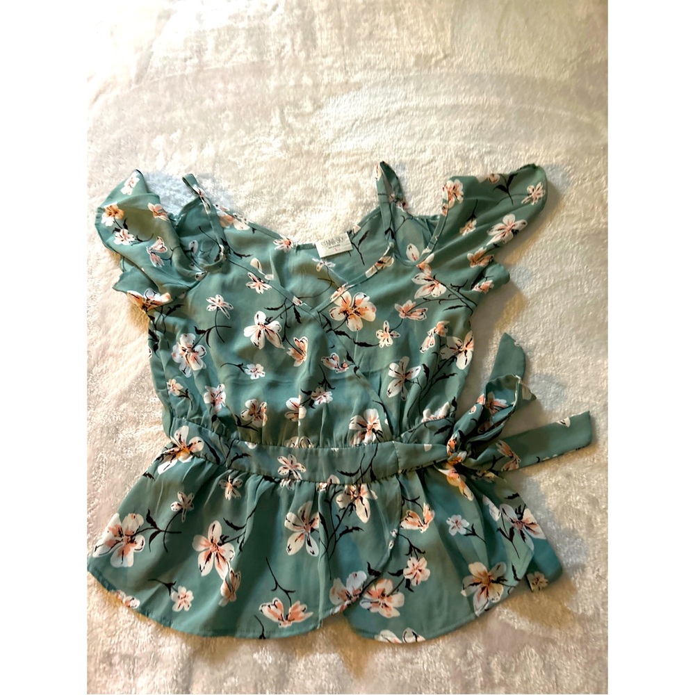 NWOT Sienna Sky off the shoulder floral top
